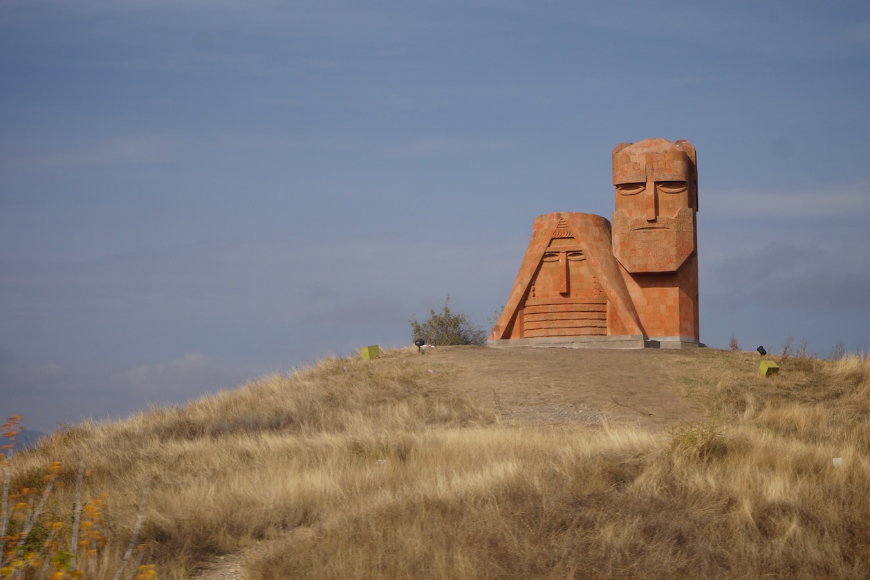 Devenue le symbole du Haut-Karabagh, cette statue monumentale « Nous sommes nos montagnes » de Sarkis Baghdasarian a été inaugurée à l'époque soviétique par le président azebaïdjanais Gaïdar Aliev